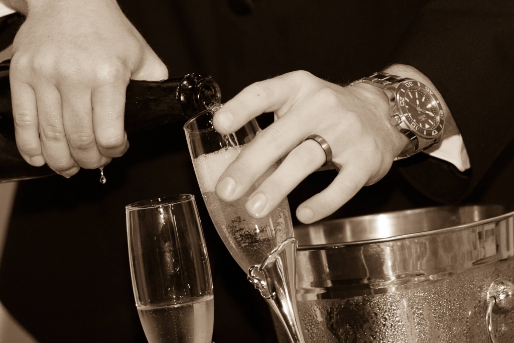 Pouring of the champagne